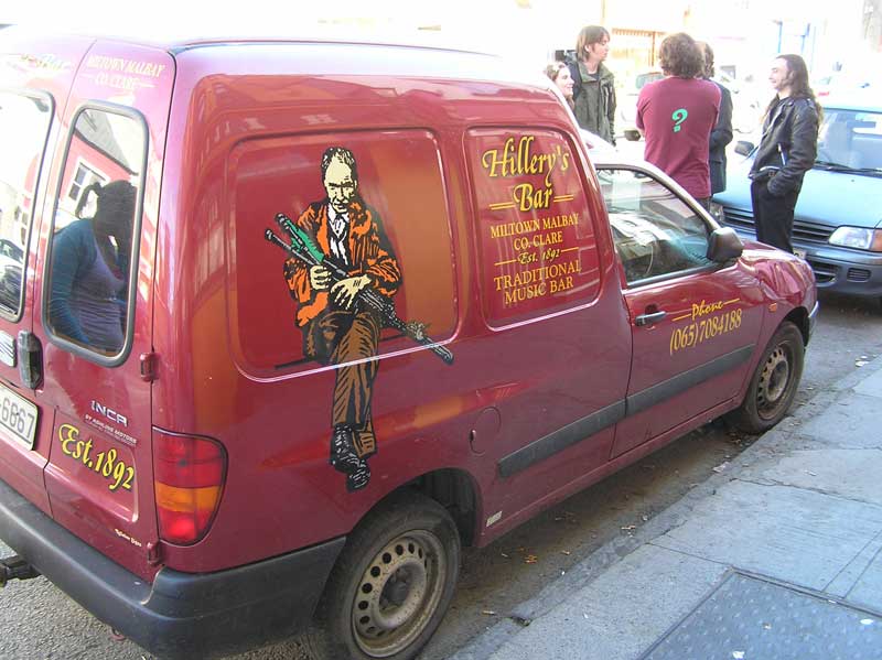 Hillery's Bar van
